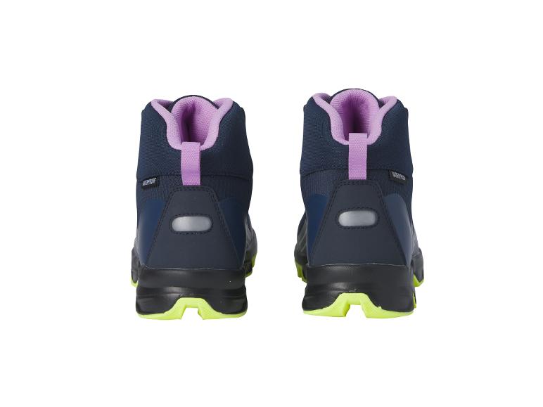 Deux paires de chaussures de randonnée bleues imperméables.
