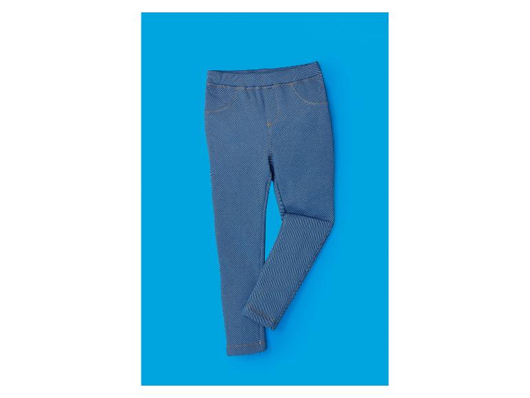 Legging en jean bleu sur fond bleu