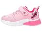 Chaussures roses pour enfants avec fermeture velcro et motifs papillons.