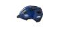 Un casque de vélo bleu avec des détails réfléchissants.