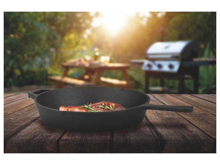Poêle GSW Black Iron BBQ 26cm avec steak et romarin sur table en bois dans le jardin