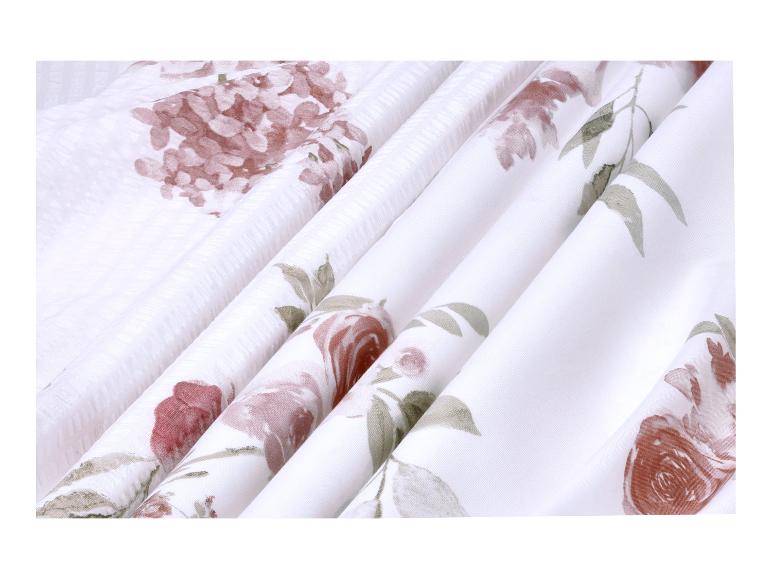 Tissu blanc avec motif floral de roses marron et feuilles vertes.