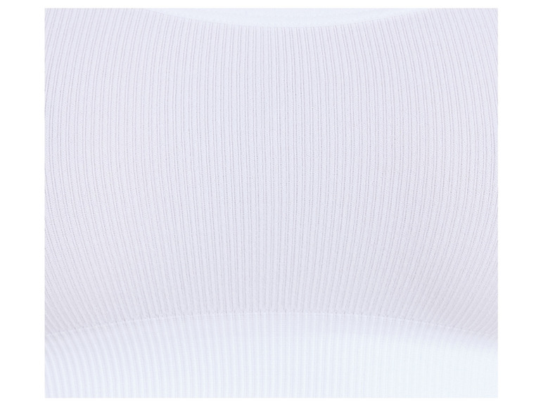 Tissu blanc côtelé pour un haut ou un t-shirt.