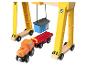 Un ensemble de jouets en bois avec une grue jaune, un train orange et un wagon rouge.