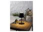 Lampe de table noire moderne sur table en bois.