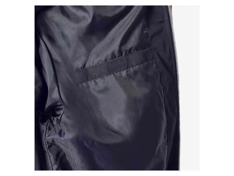 Doublure intérieure noire d'une veste avec une poche intérieure