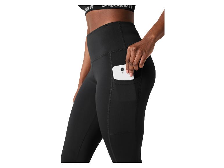 Legging de sport noir avec poche latérale et smartphone, porté par une femme.