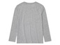 Un t-shirt gris à manches longues.