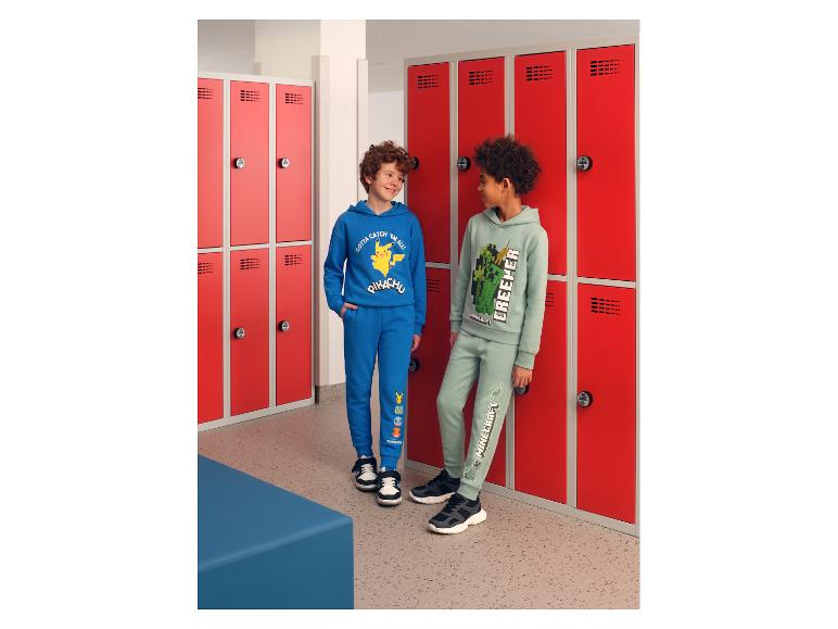 Garçons portant des pantalons de jogging confortables pour enfants avec des motifs Pokémon et Minecraft.
