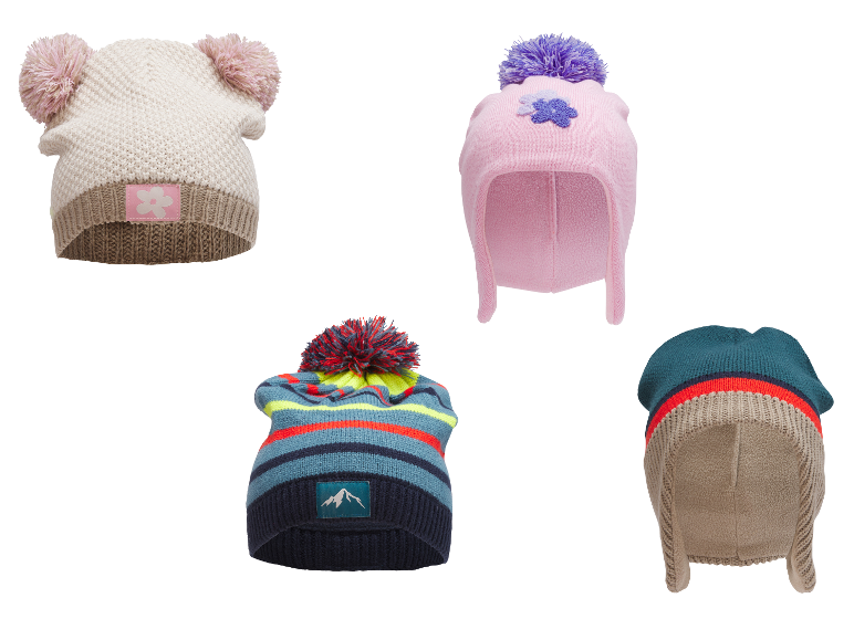 Quatre bonnets tricotés pour enfants : deux avec pompons, un avec cache-oreilles et un rayé.