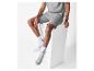 Shorts et baskets : look décontracté.