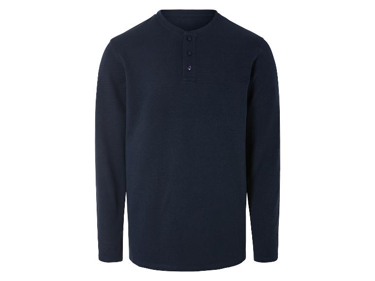 Un t-shirt bleu marine à manches longues avec des boutons.