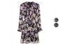 Une robe noire à manches longues, volants et imprimé floral.