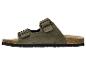 Sandales en daim vert olive avec deux boucles réglables et une semelle en liège.