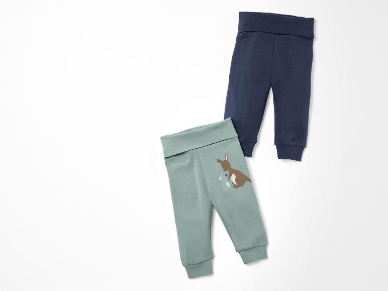 Deux leggings pour bébé : un bleu marine et un vert clair à imprimé kangourou.