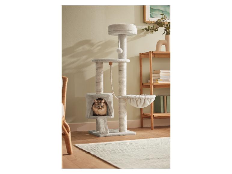 Arbre à chat gris avec un chat assis dedans.
