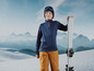 Un garçon avec un équipement de ski, y compris des skis et un casque, pour des vacances d'hiver.