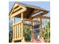 Structure de jeu en bois avec tableau noir affichant « HAPPY » et toboggan rouge.