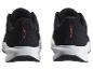 Une paire de chaussures de sport noires avec des détails blancs et un logo rouge à l'arrière.