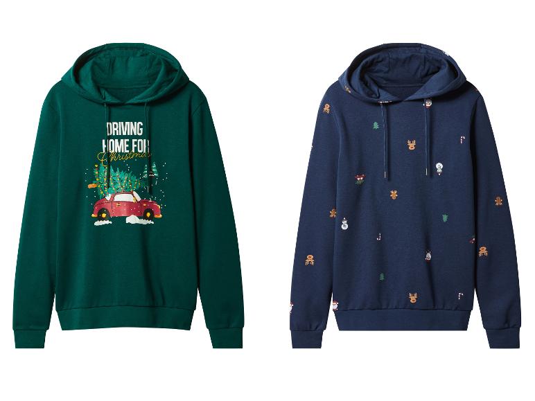 Deux sweats à capuche sur le thème de Noël, un vert avec une voiture et un sapin, un bleu avec de petits motifs festifs