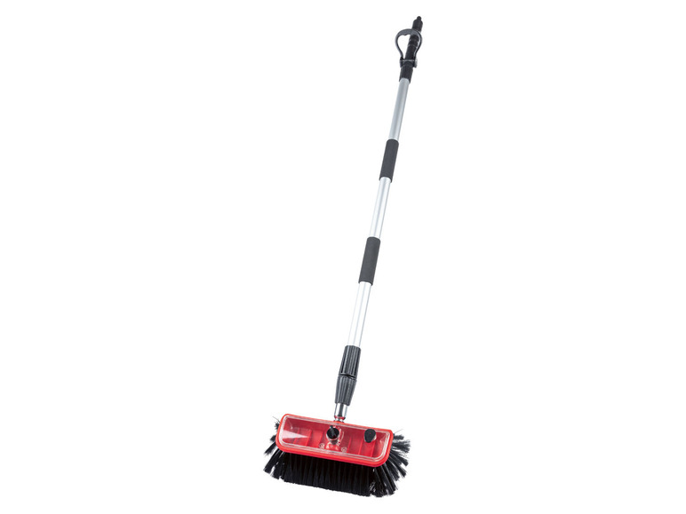 Une brosse rouge avec un manche télescopique pour nettoyer les voitures.