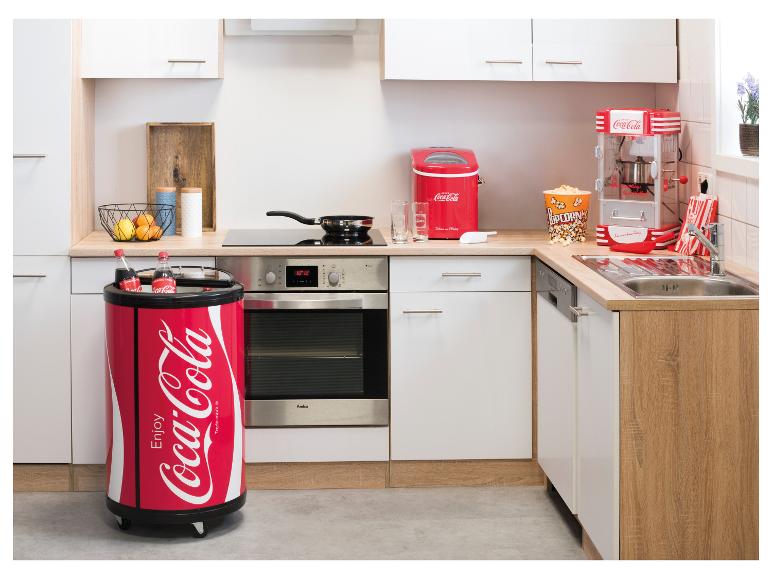 Cuisine avec glacière à boissons, machine à popcorn et machine à glaçons, style rétro.