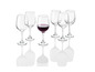 Un verre de vin rouge avec cinq verres vides autour.