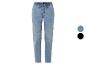 Jeans décontractés, coupe droite, disponibles en bleu et noir.