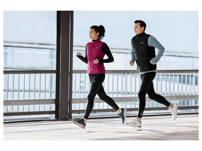 Deux personnes en tenue de sport courent dans un environnement urbain.