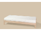 Un cadre de lit en bois clair avec un matelas blanc orné d'un subtil motif d'étoiles dorées.