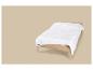 Couette blanche matelassée sur un lit en bois avec un matelas beige.