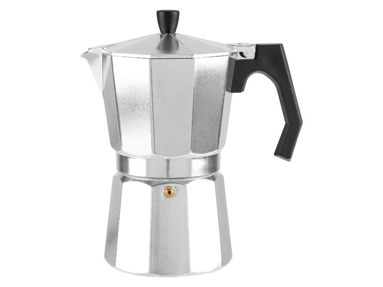 Une cafetière en aluminium avec une poignée noire.