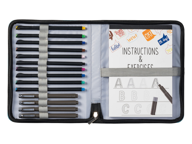 Une trousse avec des feutres et un cahier d'exercices d'écriture de lettres.