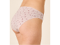 Gros plan d'une femme portant une culotte rose clair à motifs
