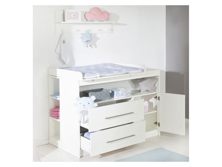 Commode blanche avec plan à langer, deux tiroirs et portes.