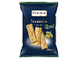 Crackers focaccia aux olives vertes dans un emballage bleu foncé.