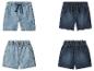Quatre shorts en jean pour enfants en bleu clair et foncé, avec taille élastique.