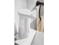 Distributeur de savon automatique blanc avec porte-serviettes noir et serviette beige.