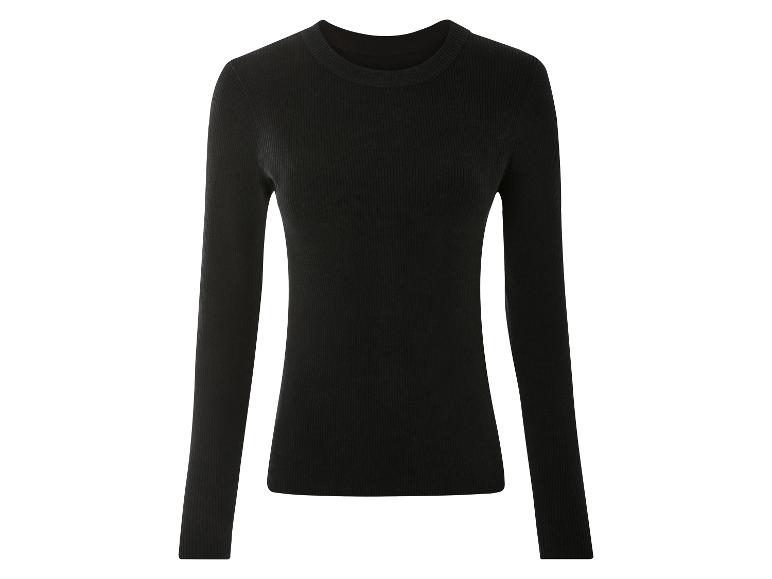 Un pull noir en tricot à manches longues.