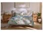 Chambre avec lit double, parure de lit florale bleu clair et tables de chevet en bois.