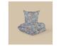 Parure de lit avec housse de couette et oreiller, motif floral pivoines roses sur bleu.