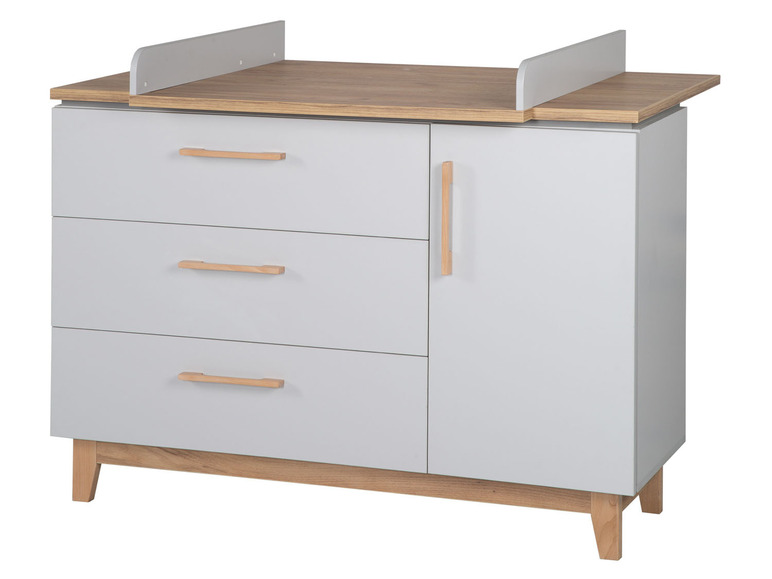 Une commode à langer grise avec trois tiroirs et une porte, avec des pieds et des poignées en bois.