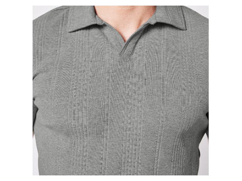 Un polo gris côtelé pour homme.