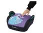 Siège auto rehausseur Bebeconfort violet thème Elsa, avec une main posée dessus.