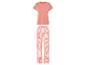 Un pyjama rose avec un pantalon rayé.