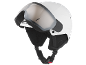 Casque de ski blanc avec visière intégrée et jugulaire réglable.