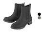 Deux paires de bottines Chelsea noires avec des semelles en caoutchouc.