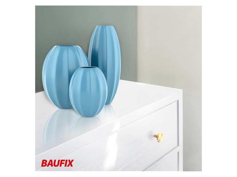Vases bleus décoratifs sur un meuble blanc BAUBIX.