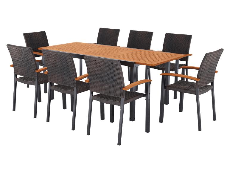 Mobilier d'extérieur: table rectangulaire avec plateau en bois et huit chaises tressées marron foncé.