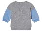 Un t-shirt gris avec des manches bleues.